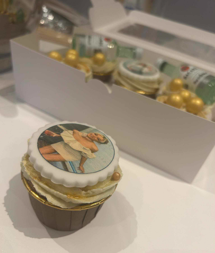 White and gold Cupcakes